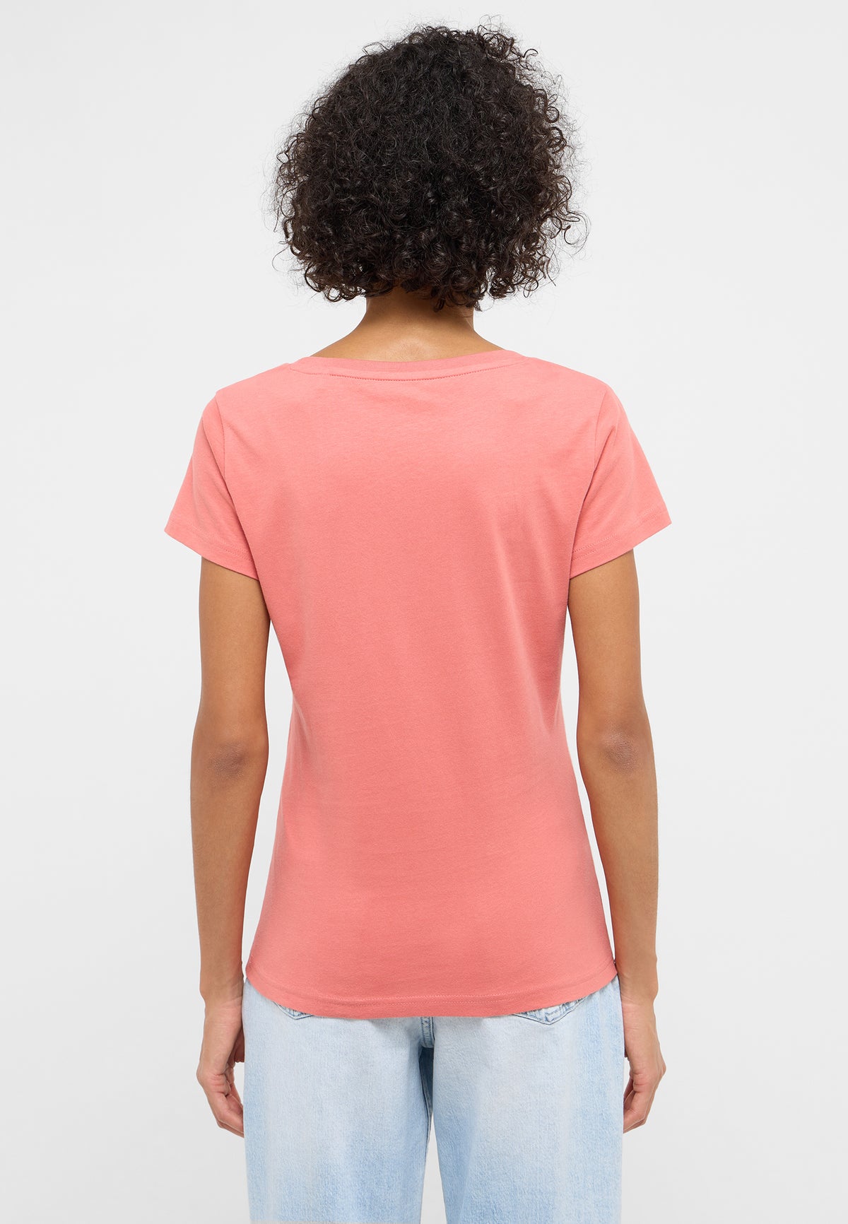 Tricou Beverly roz corai, spate, purtat, fără imprimeu sau alt detaliu