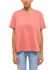 Tricou Relaxed Floris roz corai, față, purtat, imprimeu mic „Mustang Jeans” pe piept