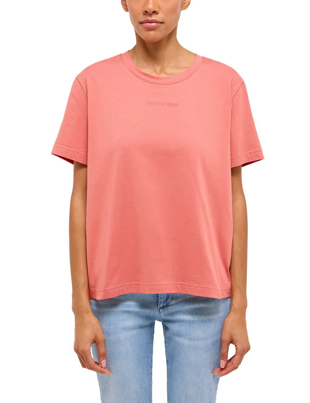Tricou Relaxed Floris roz corai, față, purtat, imprimeu mic „Mustang Jeans” pe piept