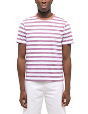 Tricou Austin roz-mov cu dungi albe, față, purtat pe model, guler contrastant cărămiziu
