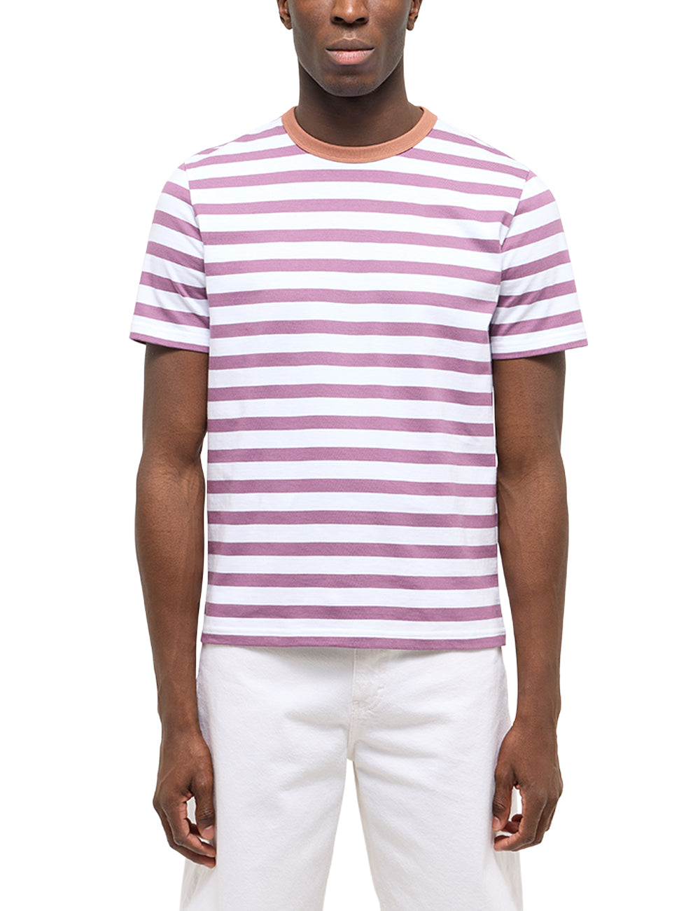 Tricou Austin roz-mov cu dungi albe, față, purtat pe model, guler contrastant cărămiziu