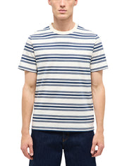 Tricou Austin alb crem cu dungi bleumarin, față, purtat pe model, dungi orizontale