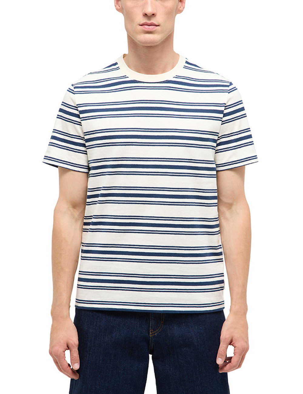 Tricou Austin alb crem cu dungi bleumarin, față, purtat pe model, dungi orizontale