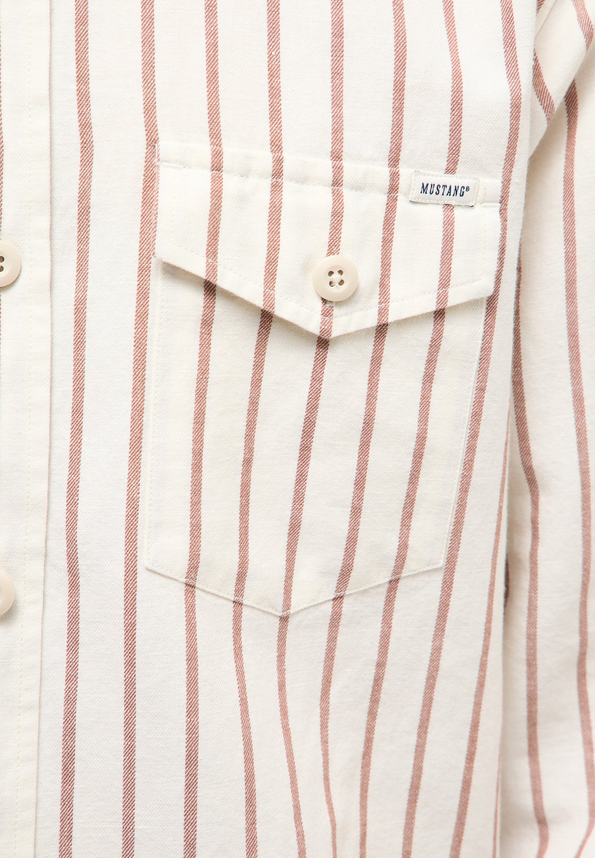 Cămașă Branson alb-crem cu dungi teracotă, detaliu, buzunar cu clapetă și etichetă Mustang cusută