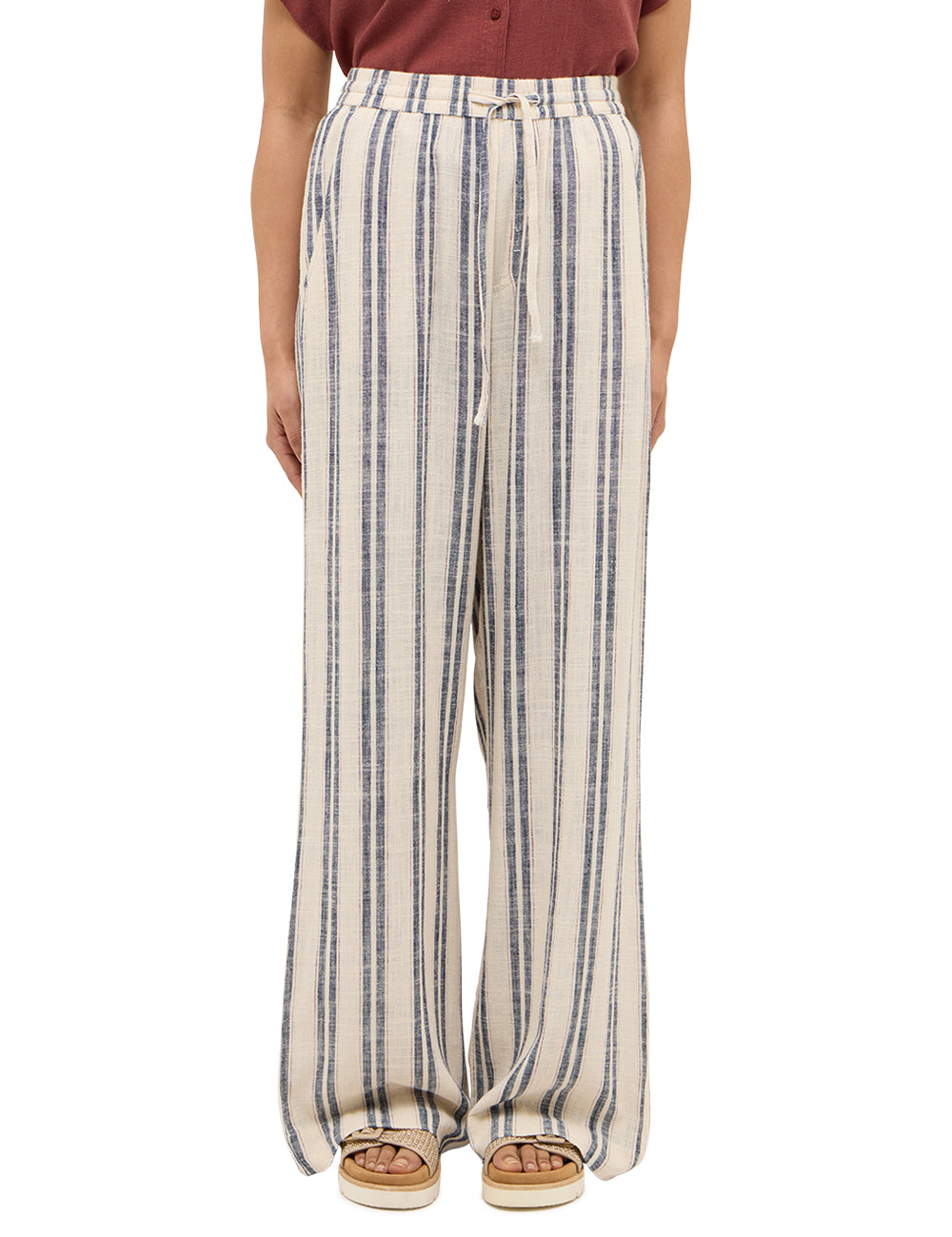 Pantaloni Largi Lacey ecru cu dungi bleumarin, față, purtați pe model cu cămașă cărămizie
