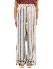 Pantaloni Largi Lacey ecru cu dungi bleumarin, față, purtați pe model cu cămașă cărămizie