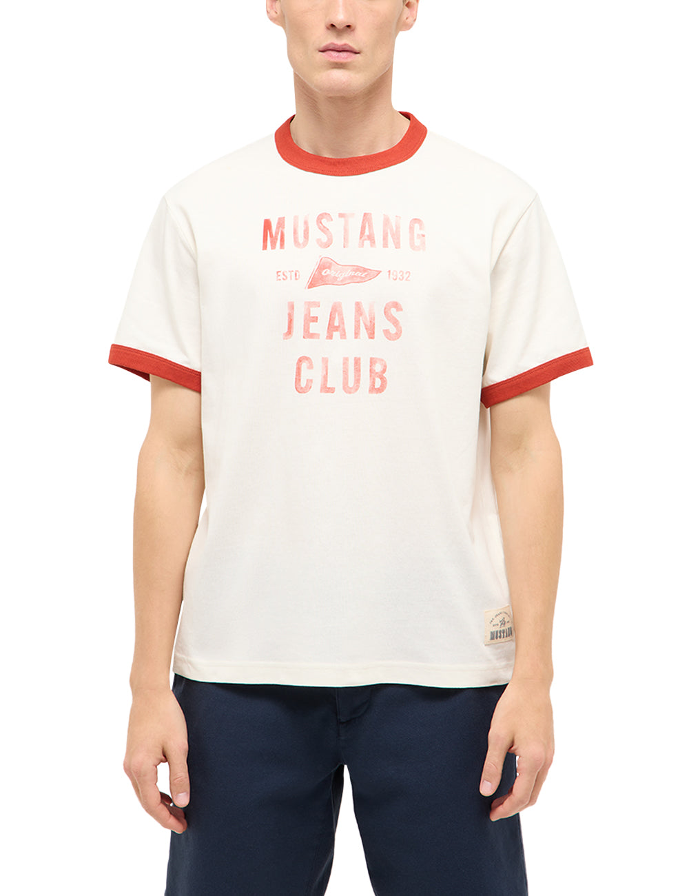 Tricou Akron alb crem, față, purtat pe model, imprimeu "Mustang Jeans Club" pe piept