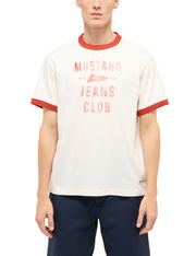 Tricou Akron alb crem, față, purtat pe model, imprimeu "Mustang Jeans Club" pe piept