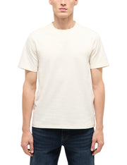 Tricou Austin alb crem, față, purtat pe model, fără imprimeu