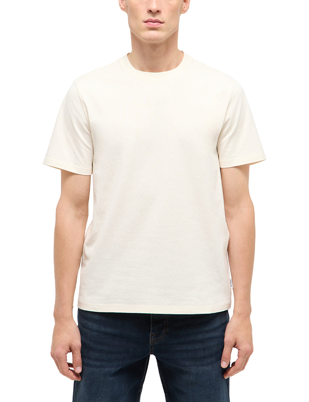 Tricou Austin alb crem, față, purtat pe model, fără imprimeu