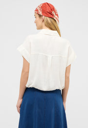 Cămașă Muce Short Sleeve alb crem, spate, cusătură cu pliu sub guler și tiv cu elastic la poale