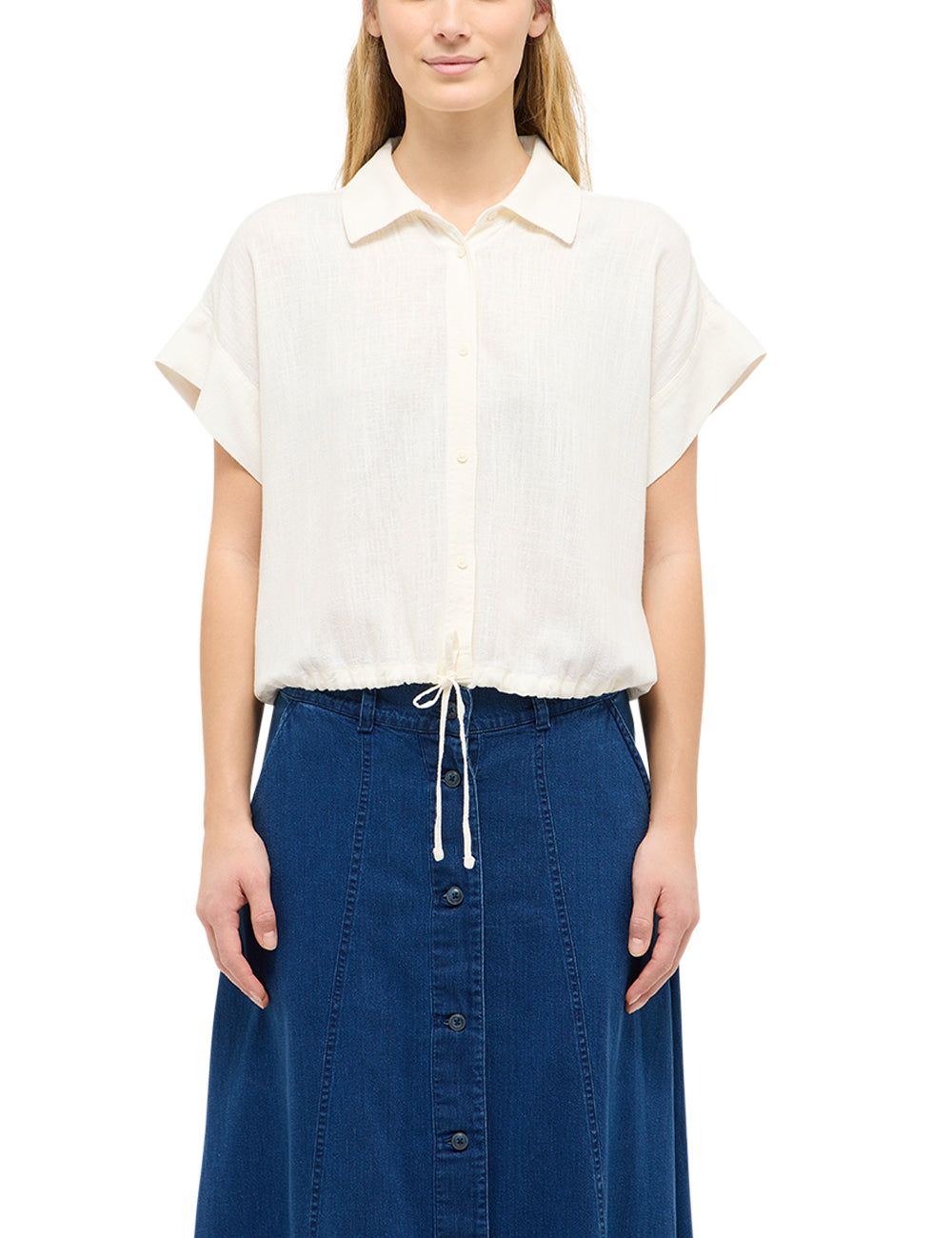 Cămașă Muce Short Sleeve alb crem, față, purtată, guler cu vârfuri și șnur de strângere la tiv