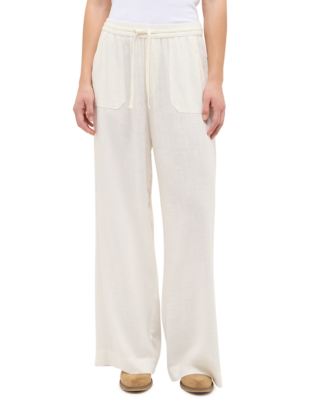 Pantaloni Largi Lacey alb-ecru, față, purtați pe model cu tricou alb