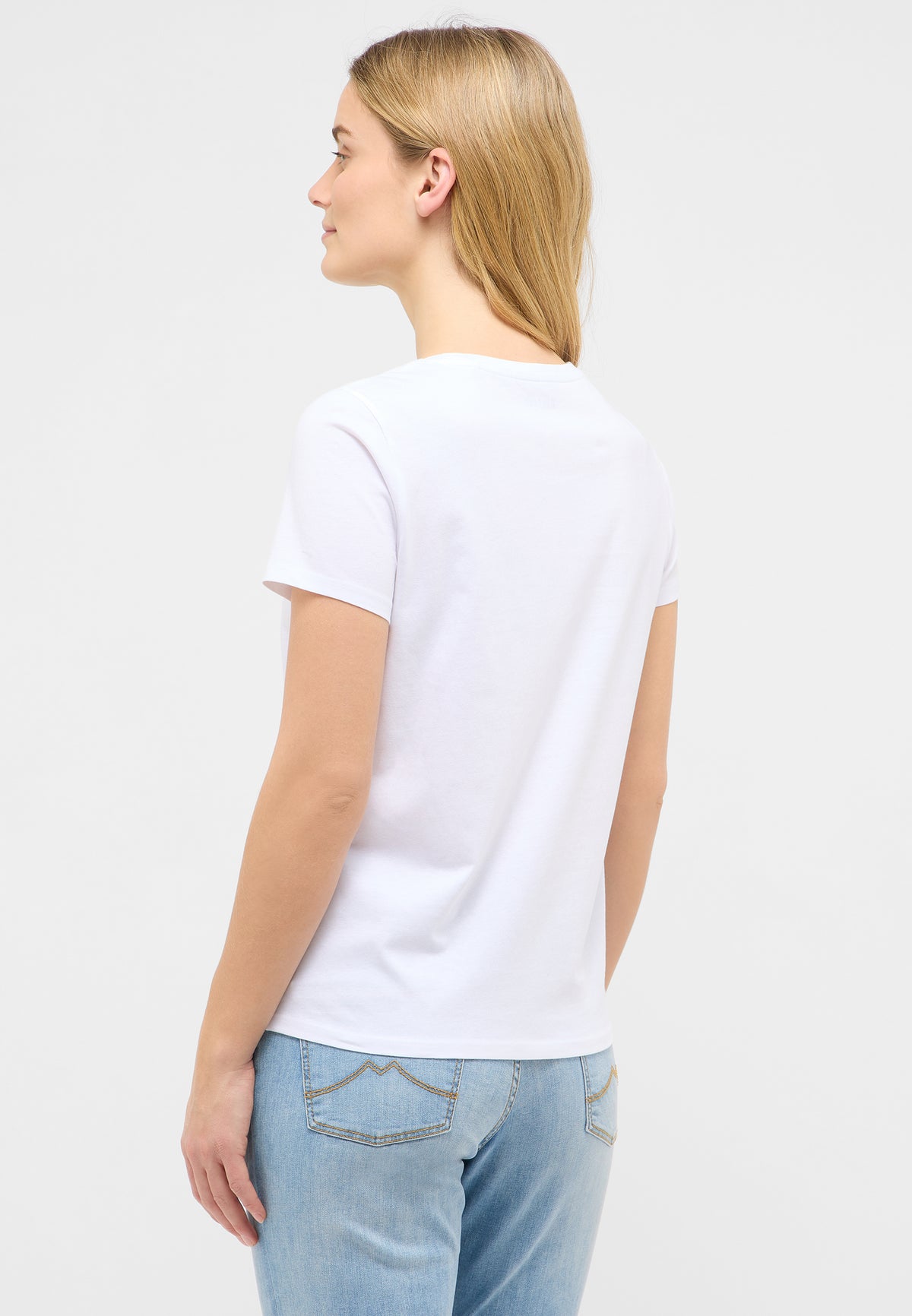 Tricou Alma alb, spate, purtat, fără imprimeu vizibil