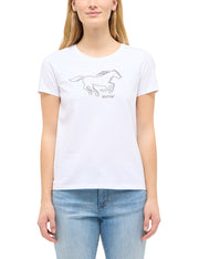 Tricou Alma alb, față, purtat cu blugi, imprimeu cu silueta calului în galop pe piept