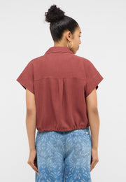 Cămașă Muce Short Sleeve roșu cărămiziu, spate, cusătură cu pliu sub guler și tiv cu elastic