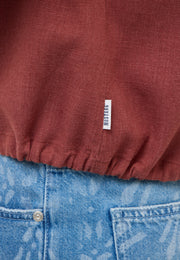 Cămașă Muce Short Sleeve roșu cărămiziu, detaliu, tiv cu elastic, șnur de strângere și etichetă Mustang