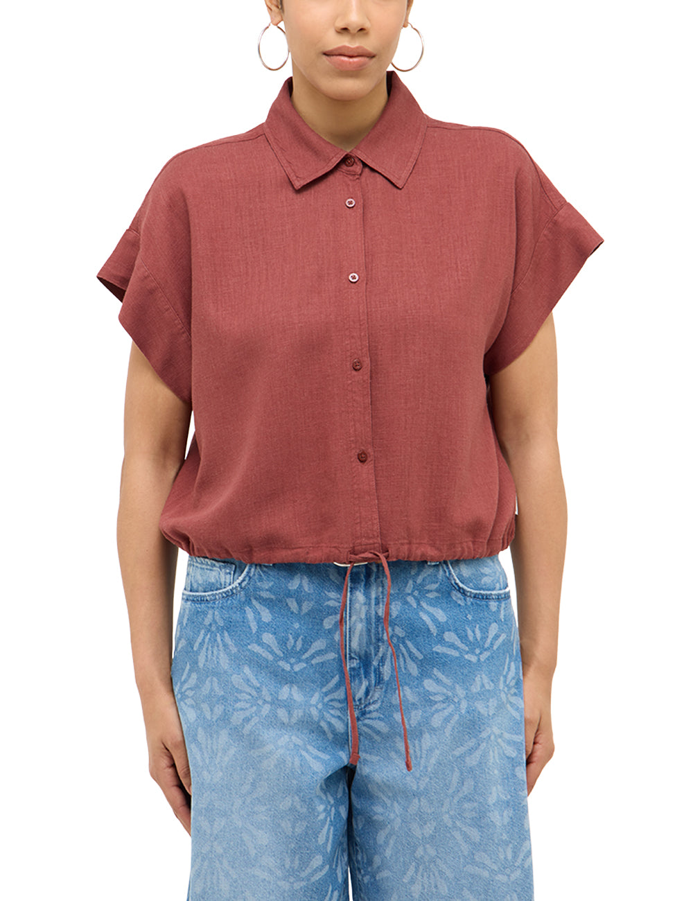 Cămașă Muce Short Sleeve roșu cărămiziu, față, purtată, guler cu vârfuri și nasturi pe toată lungimea