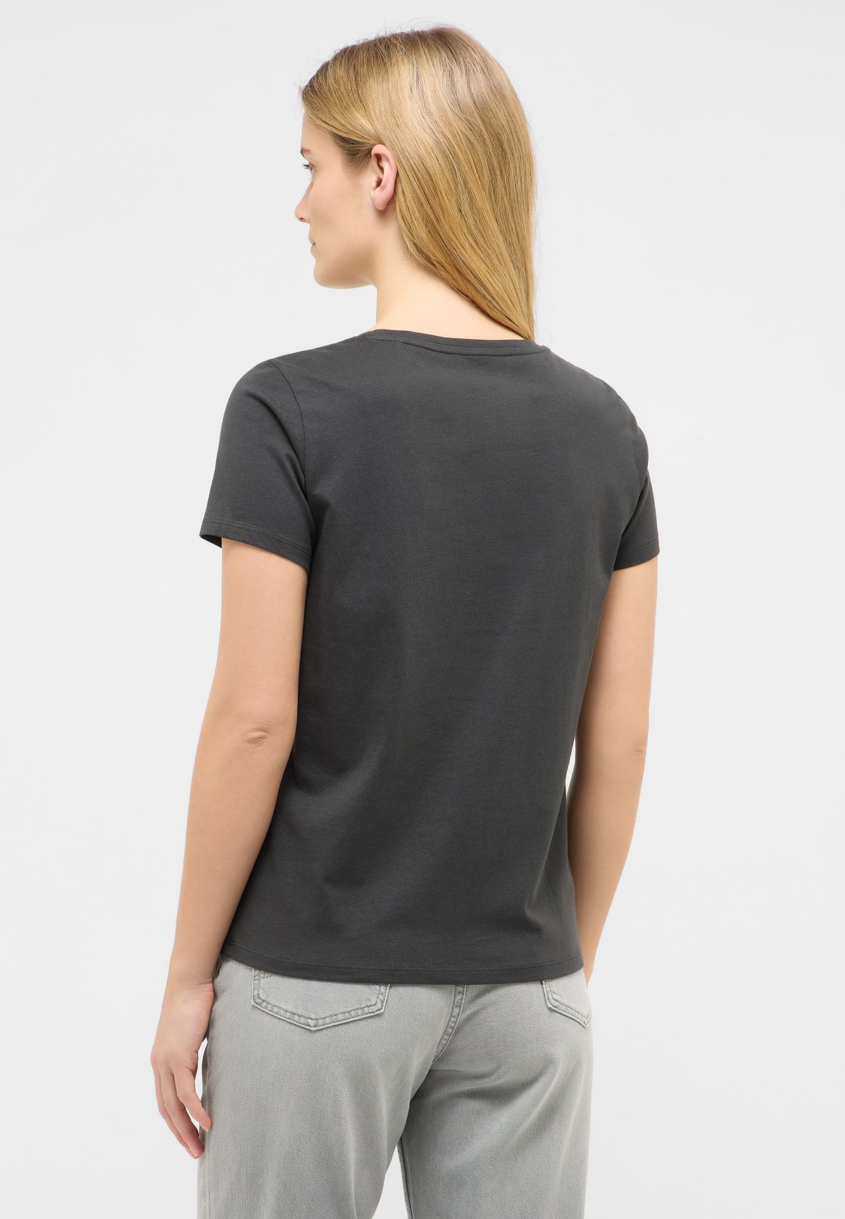 Tricou Alma negru, spate, purtat, fără imprimeu vizibil