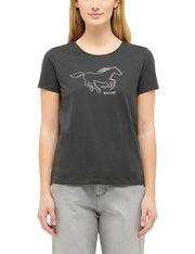 Tricou Alma negru, față, purtat cu pantaloni gri, imprimeu cu silueta calului în galop pe piept