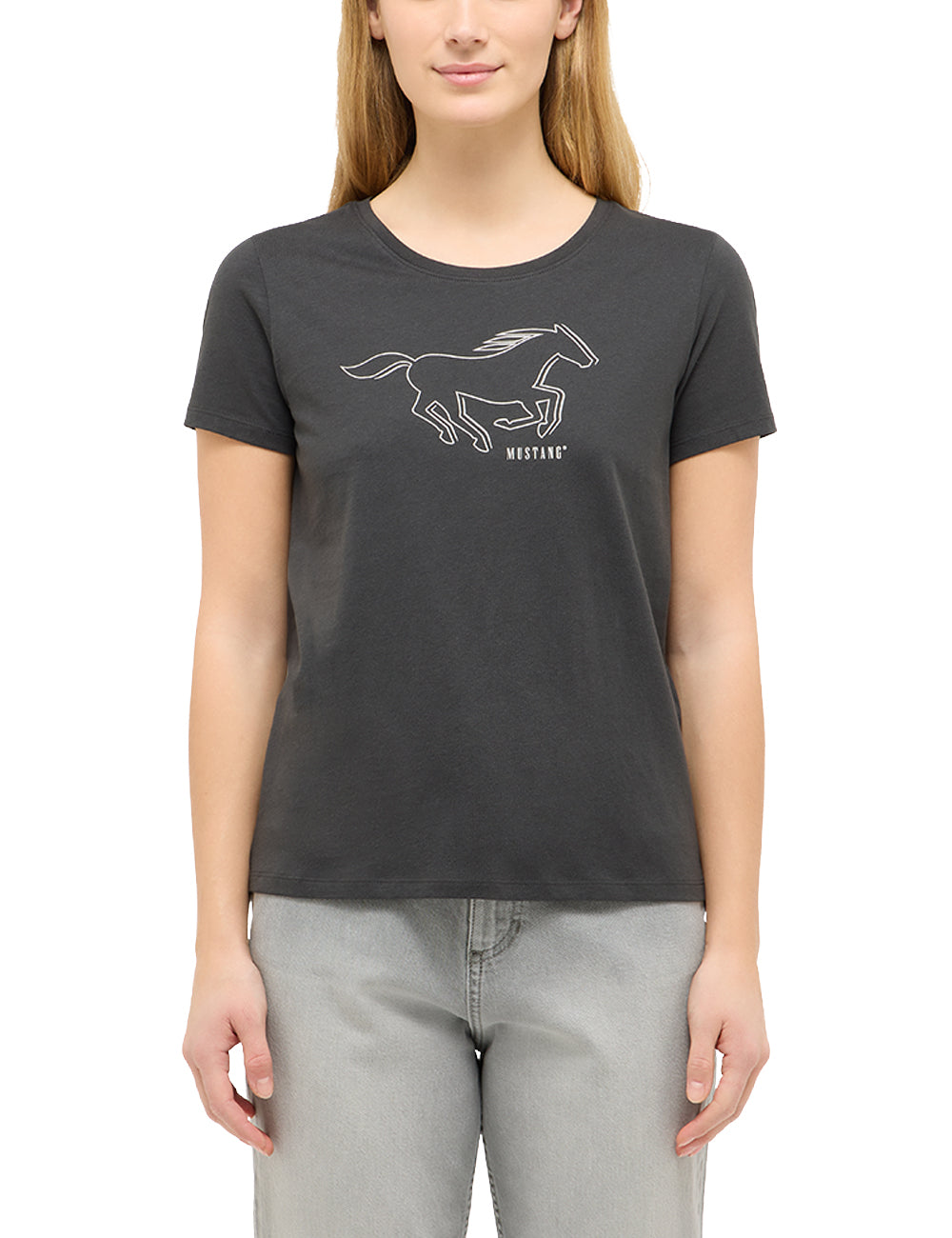 Tricou Alma negru, față, purtat cu pantaloni gri, imprimeu cu silueta calului în galop pe piept