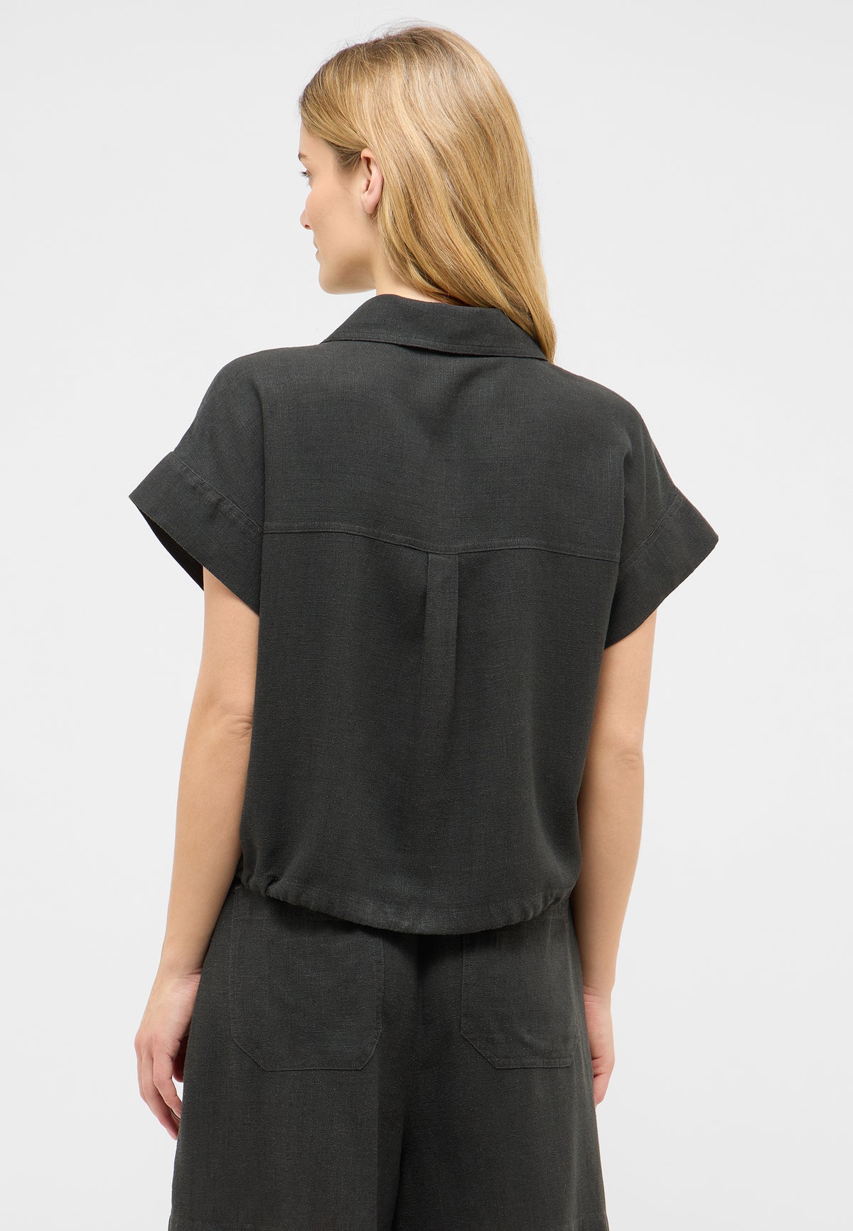 Cămașă Muce Short Sleeve negru, spate, cusătură cu pliu sub guler și tiv cu elastic la poale