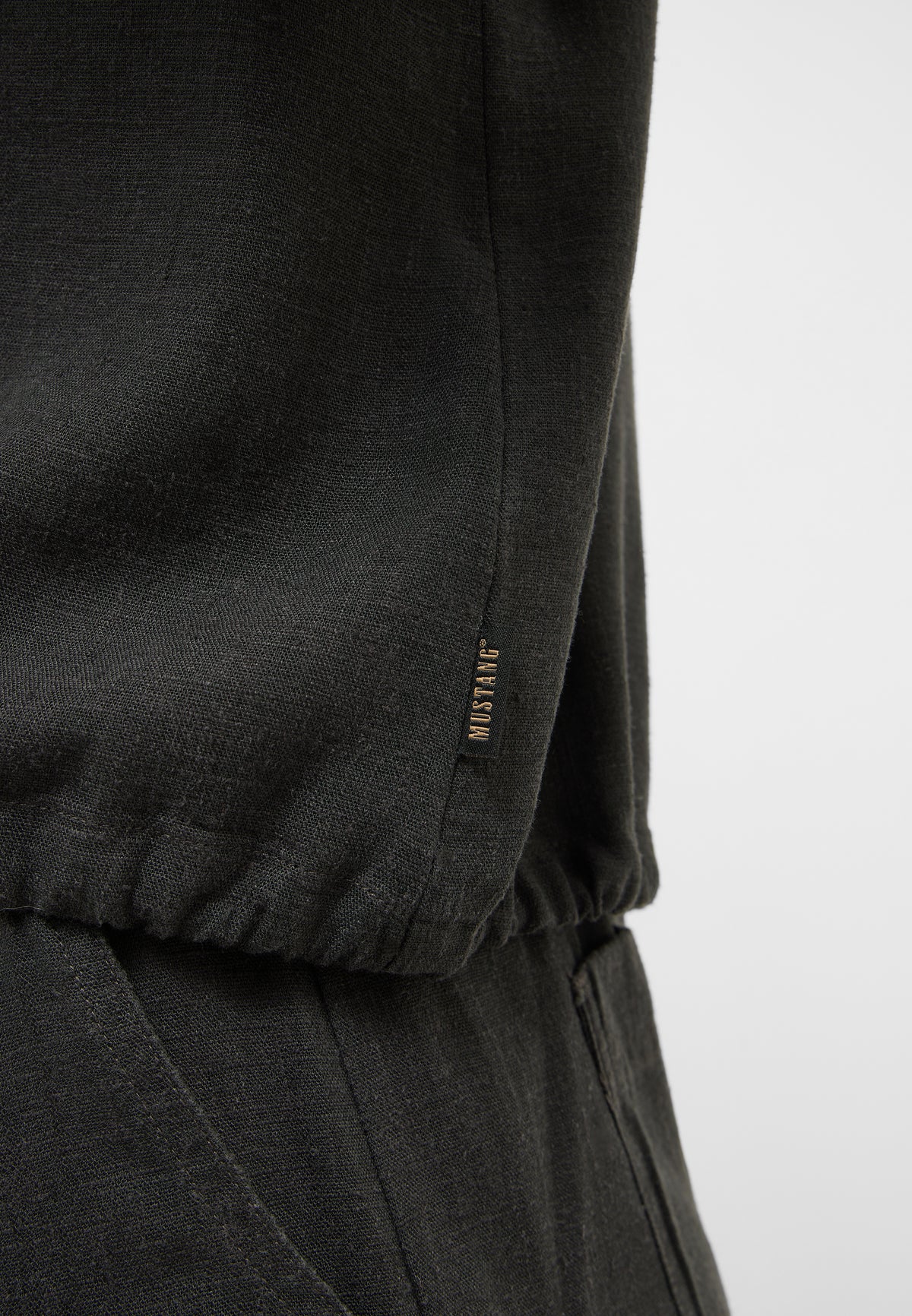 Cămașă Muce Short Sleeve negru, detaliu, tiv cu elastic, șnur de strângere și etichetă mică aurie Mustang