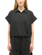 Cămașă Muce Short Sleeve negru, față, purtată, guler cu vârfuri și șnur de strângere vizibil la tiv