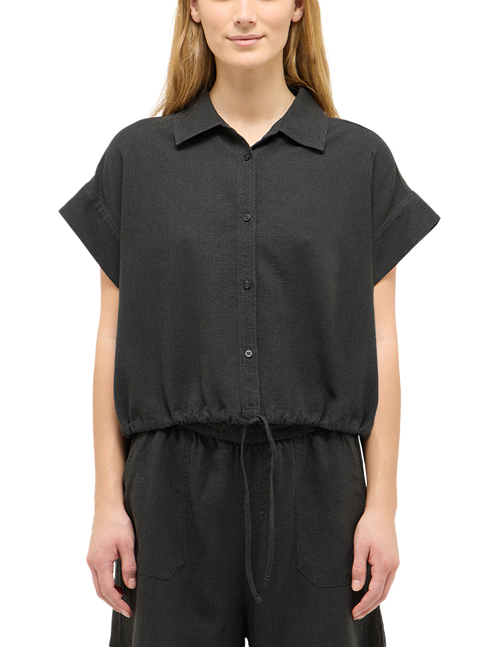 Cămașă Muce Short Sleeve negru, față, purtată, guler cu vârfuri și șnur de strângere vizibil la tiv