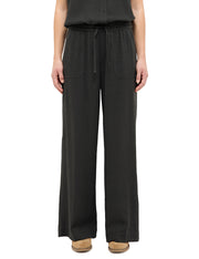 Pantaloni Largi Lacey negru, față, purtați pe model cu bluză neagră