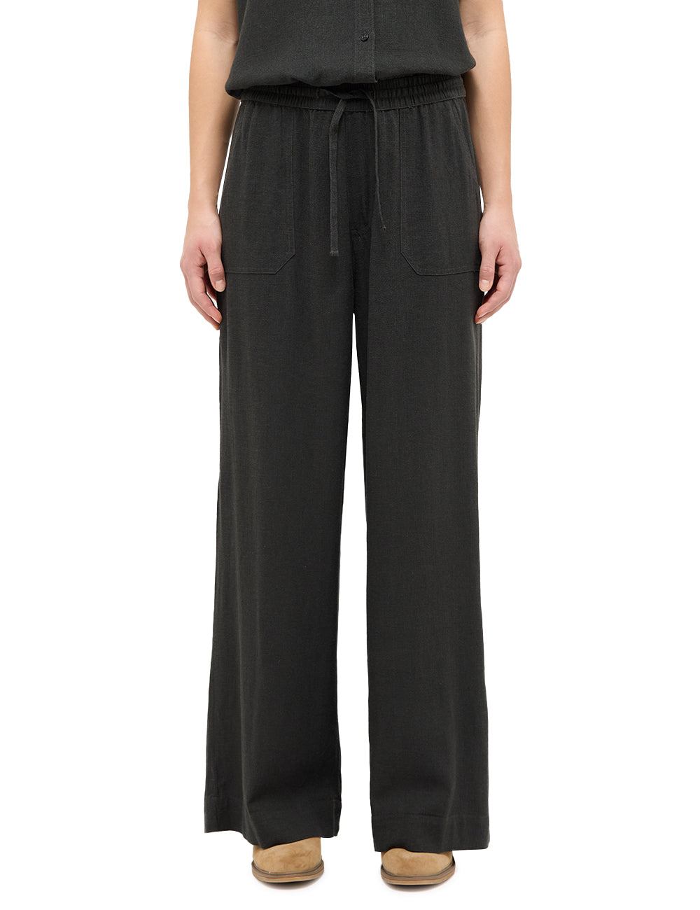 Pantaloni Largi Lacey negru, față, purtați pe model cu bluză neagră