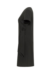 Rochie Selena negru, lateral, purtată pe model, nod decorativ la talie