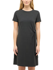 Rochie Selena negru, față, purtată pe model, nod lateral la talie
