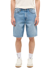 Bermude Drepte Jeff albastru, față, purtate pe model cu tricou alb și șosete albe