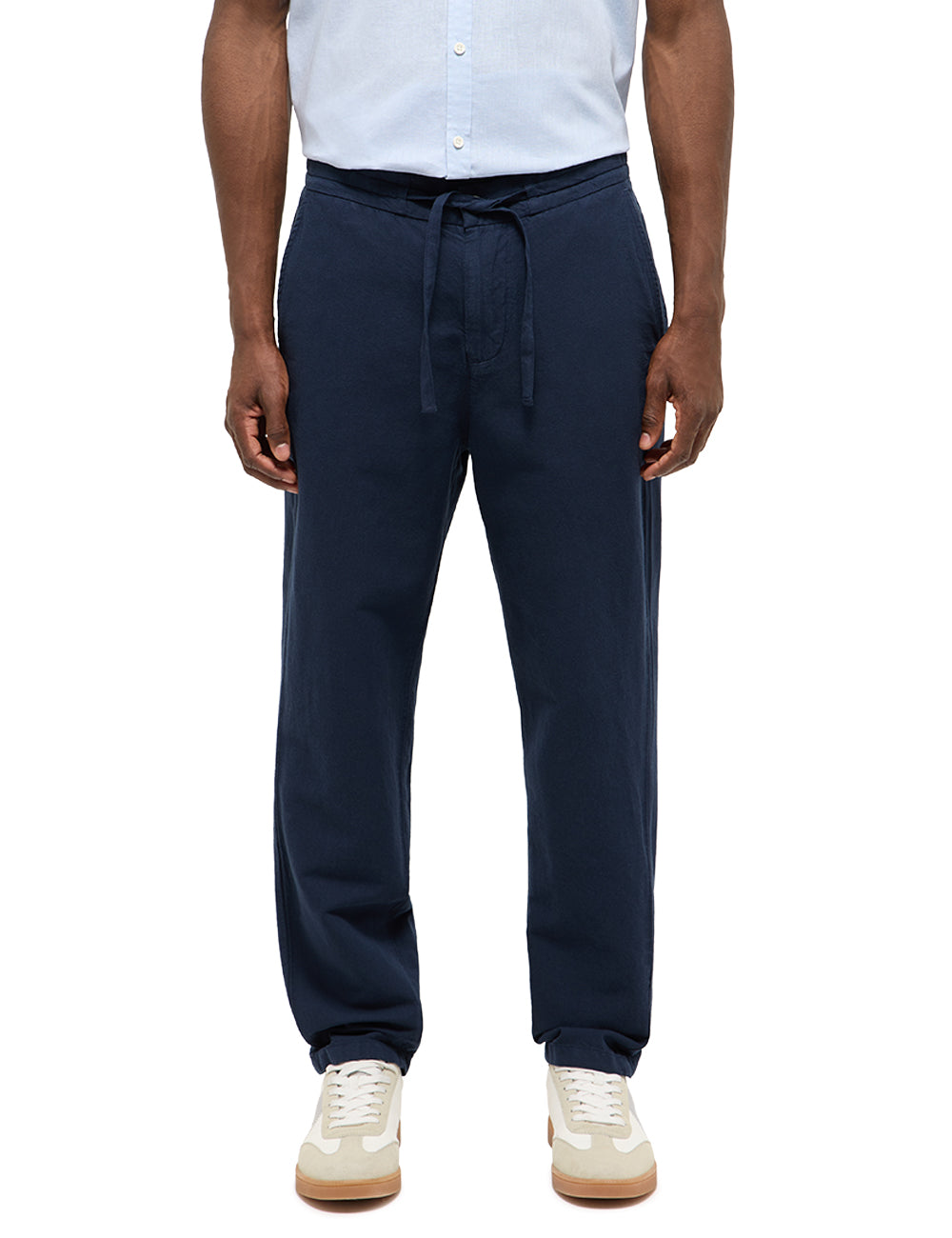 Pantaloni Milano Linen Jogger bleumarin, față, purtați cu o cămașă bleu deschis
