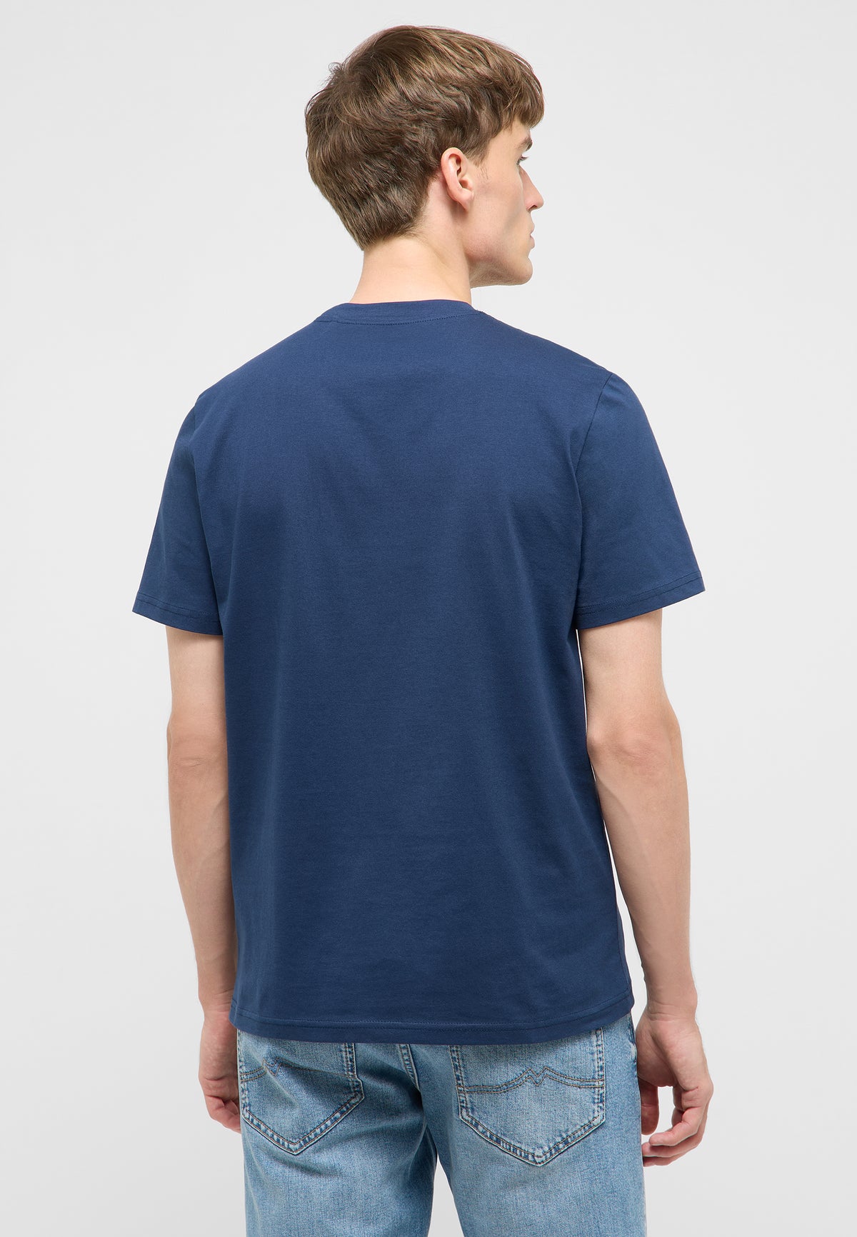 Tricou Austin albastru marin, spate, purtat, fără imprimeu vizibil