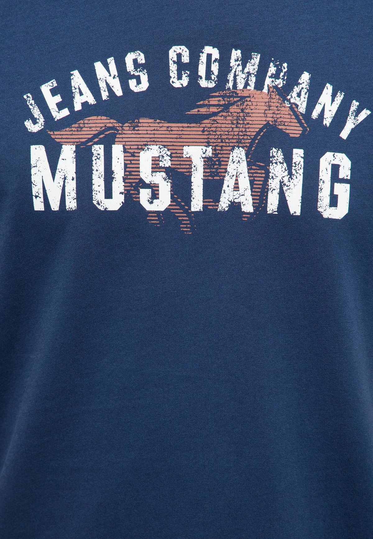 Tricou Austin albastru marin, detaliu, imprimeul „Jeans Company Mustang” cu silueta calului pe piept