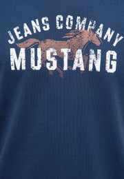 Tricou Austin albastru marin, detaliu, imprimeul „Jeans Company Mustang” cu silueta calului pe piept