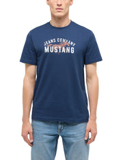Tricou Austin albastru marin, față, purtat cu blugi, imprimeu „Jeans Company Mustang” pe piept