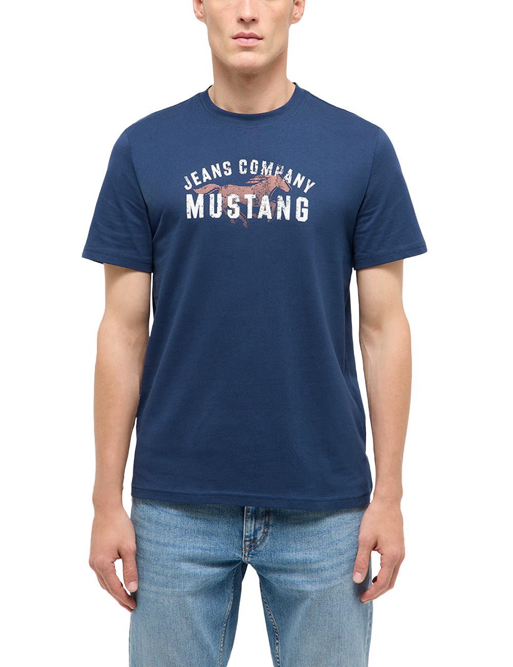 Tricou Austin albastru marin, față, purtat cu blugi, imprimeu „Jeans Company Mustang” pe piept