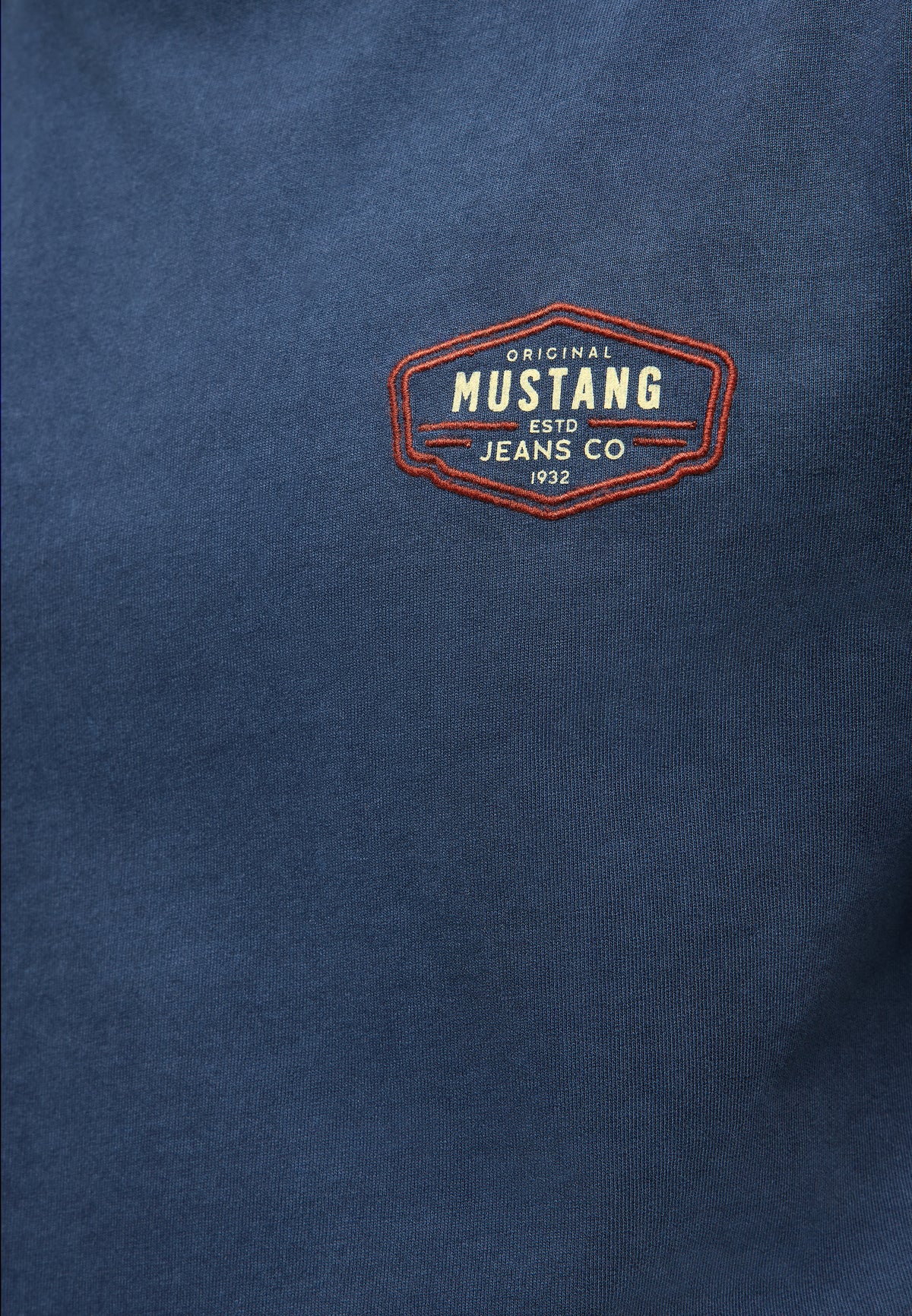 Tricou Austin albastru marin, detaliu, emblemă brodată pe piept cu contur roșu-cărămiziu