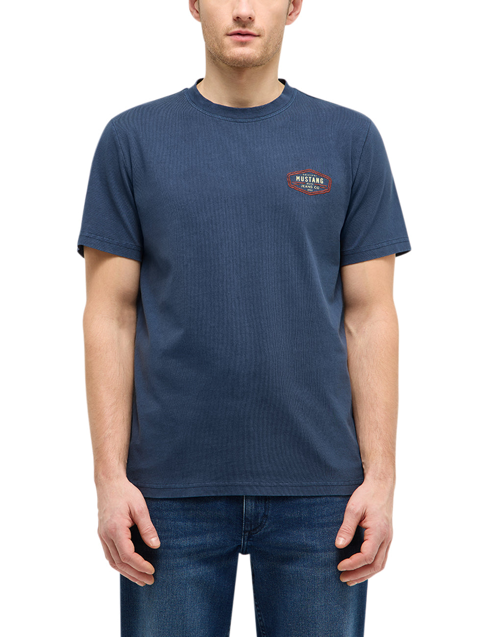 Tricou Austin albastru marin, față, prim-plan cu emblemă Mustang Jeans Co pe piept și guler rotund