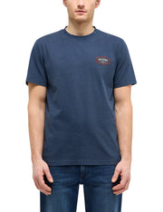 Tricou Austin albastru marin, față, prim-plan cu emblemă Mustang Jeans Co pe piept și guler rotund