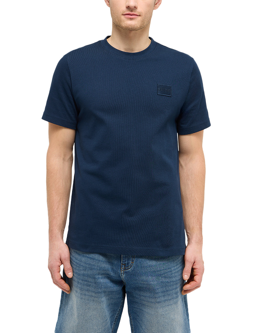Tricou Austin albastru marin, față, purtat, petic ton pe ton cu inscripția Mustang pe piept