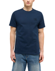 Tricou Austin albastru marin, față, purtat, petic ton pe ton cu inscripția Mustang pe piept
