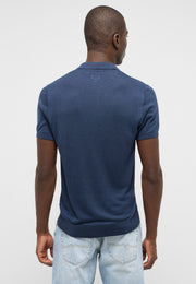 Polo Ennis tricotat albastru, spate, purtat pe model