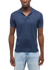 Polo Ennis tricotat albastru, față, purtat pe model, guler deschis tip johnny