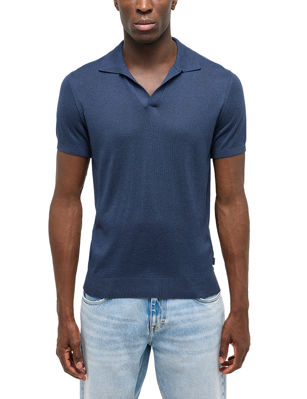 Polo Ennis tricotat albastru, față, purtat pe model, guler deschis tip johnny