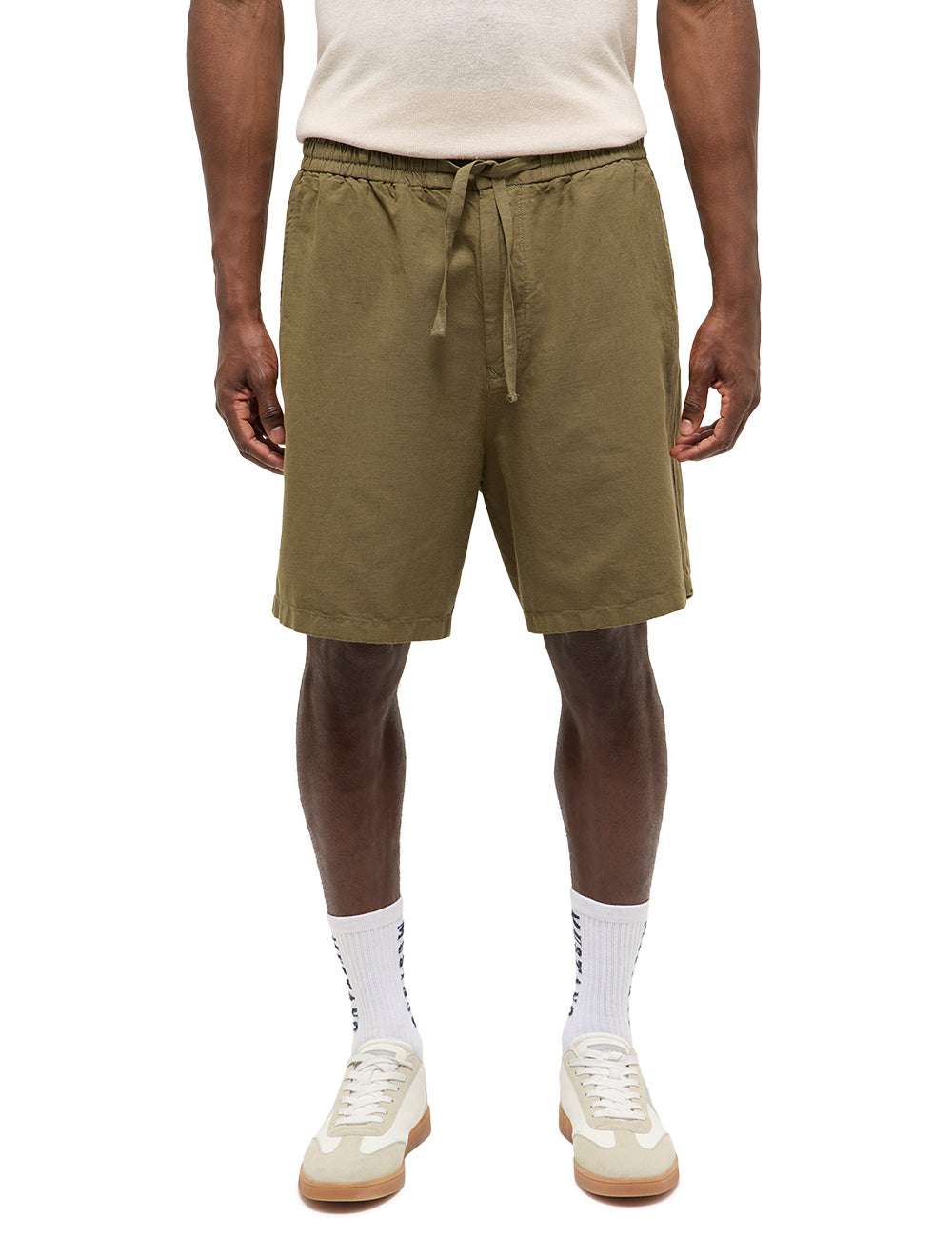 Bermude Largi Linen Jogger verde kaki, față, purtate pe model, betelie elastică cu șnur de ajustare