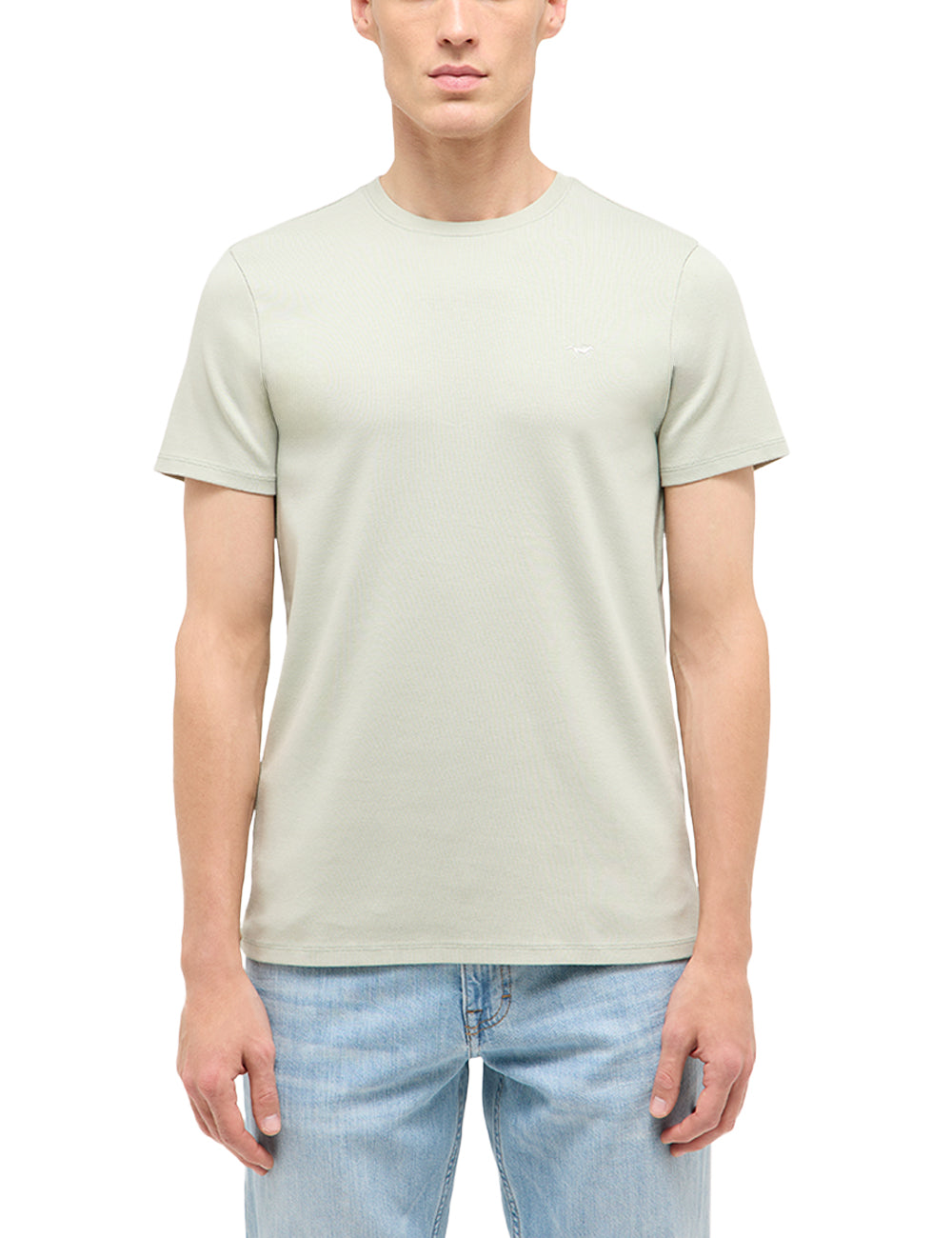 Tricou Allen verde pal, detaliu, broderie cu cal pe piept, plan apropiat